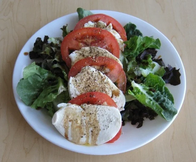 Green_Salad_with_Mozzarella_and_Tomatoes.jpg