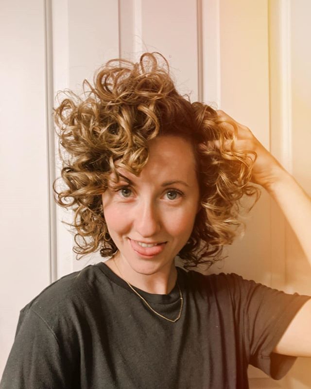2nite I'll be singing songs for you at the @albertastreetpub with incredible human @beaubeaubarina. 9pm. Let's get cozy. .
.
.
Hair by @andrea_gildedfox
📷 By my arm .
.
.
#curlyhairdontcare #pdxevents #pdxmusic #pnwmusicians #curlyhair #curlypearls 
