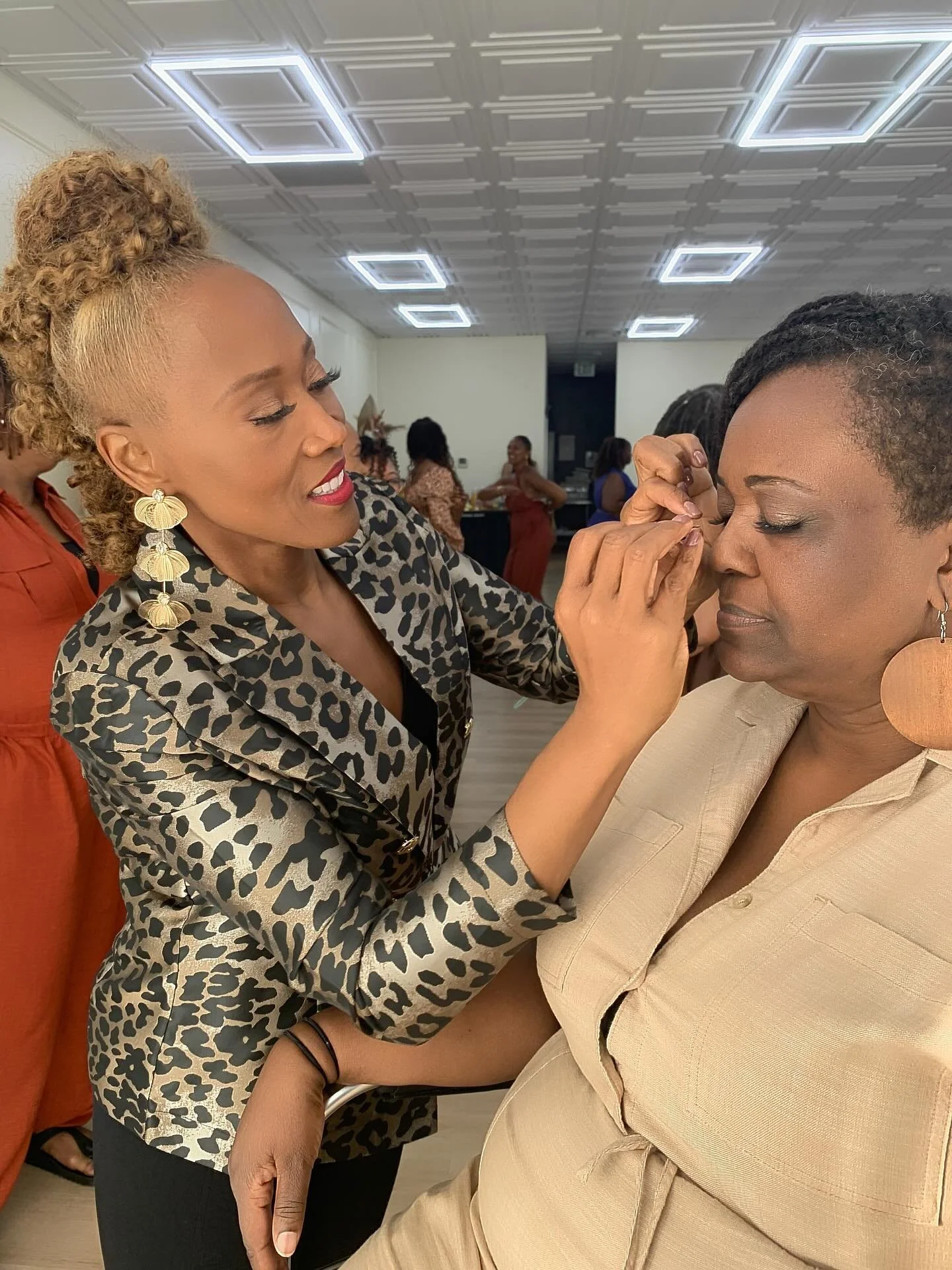Caught me in the act 👀🎉 &hellip; doing what I love &mdash; a little lash magic at the party! 💕✨

#CaughtInTheAct
#LashLove
#PartyGlam
#BeautyInAction
#LashMagic
#MakeupArtistLife