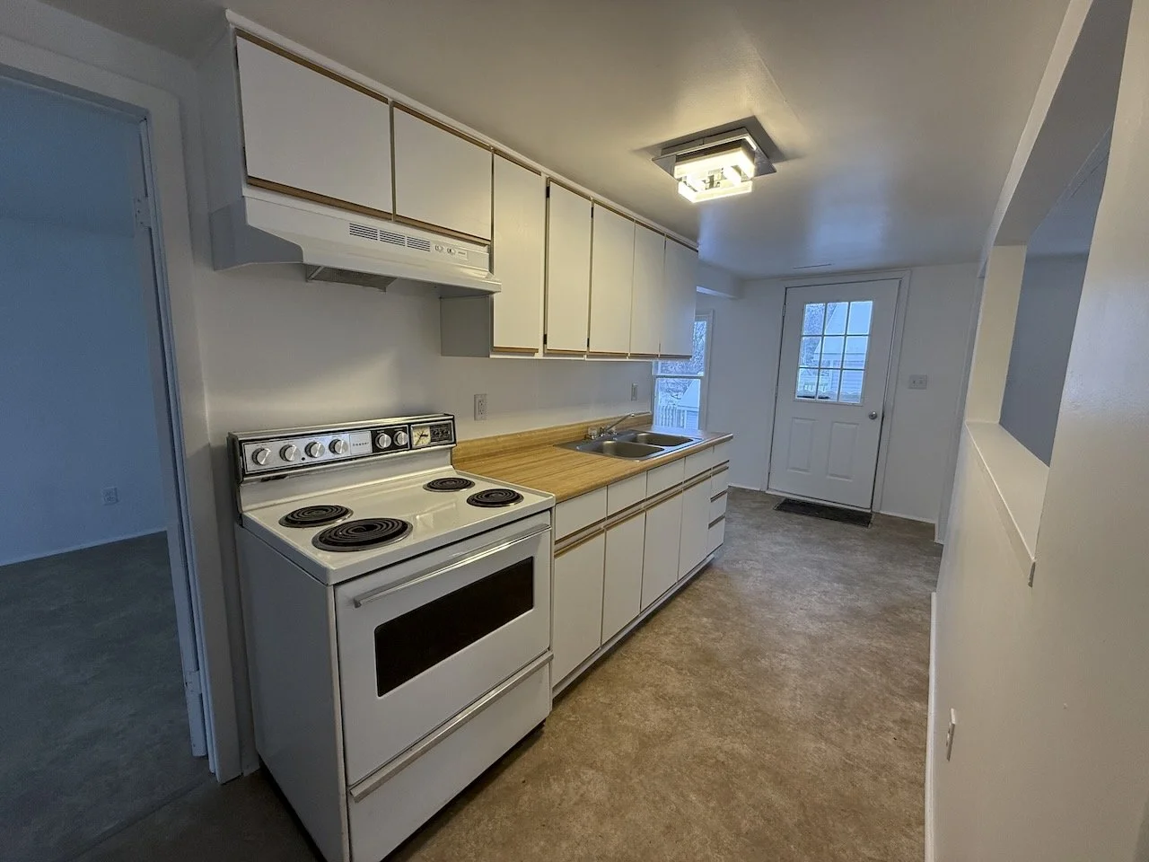 02-kitchen&door.jpeg