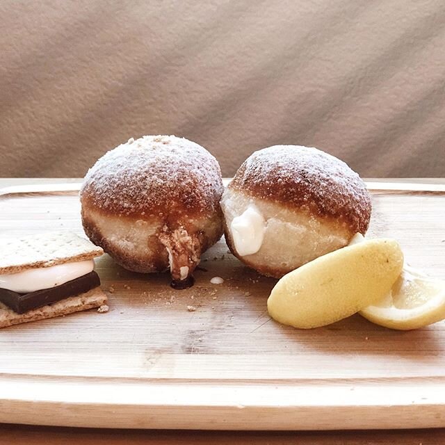Summer time sourdoughnuts 🏕
Imagining camping and lemonade. This months sourdoughnut flavors are s&rsquo;mores and lemonade. S&rsquo;mores includes marshmallow cream filling and homemade chocolate sauce, dusted in graham cracker sugar. Lemonade is a