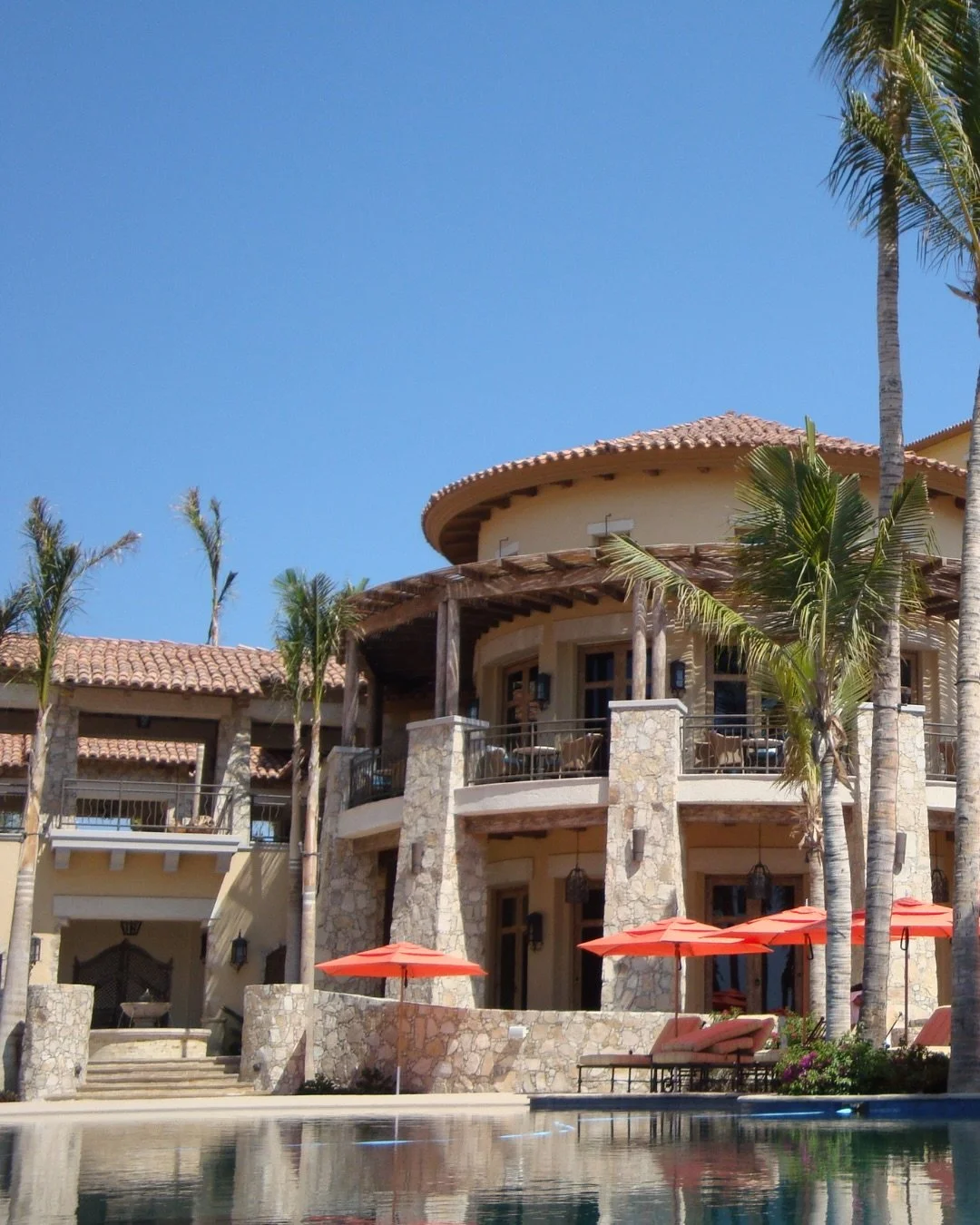 A perfect place for a break this spring! The Hacienda, which consists of beach front villas, stacked flat units, a beach club and a spa facility, was built on the 22-acre site of the former Hacienda Hotel. The hotel was the first major hotel in Cabo 