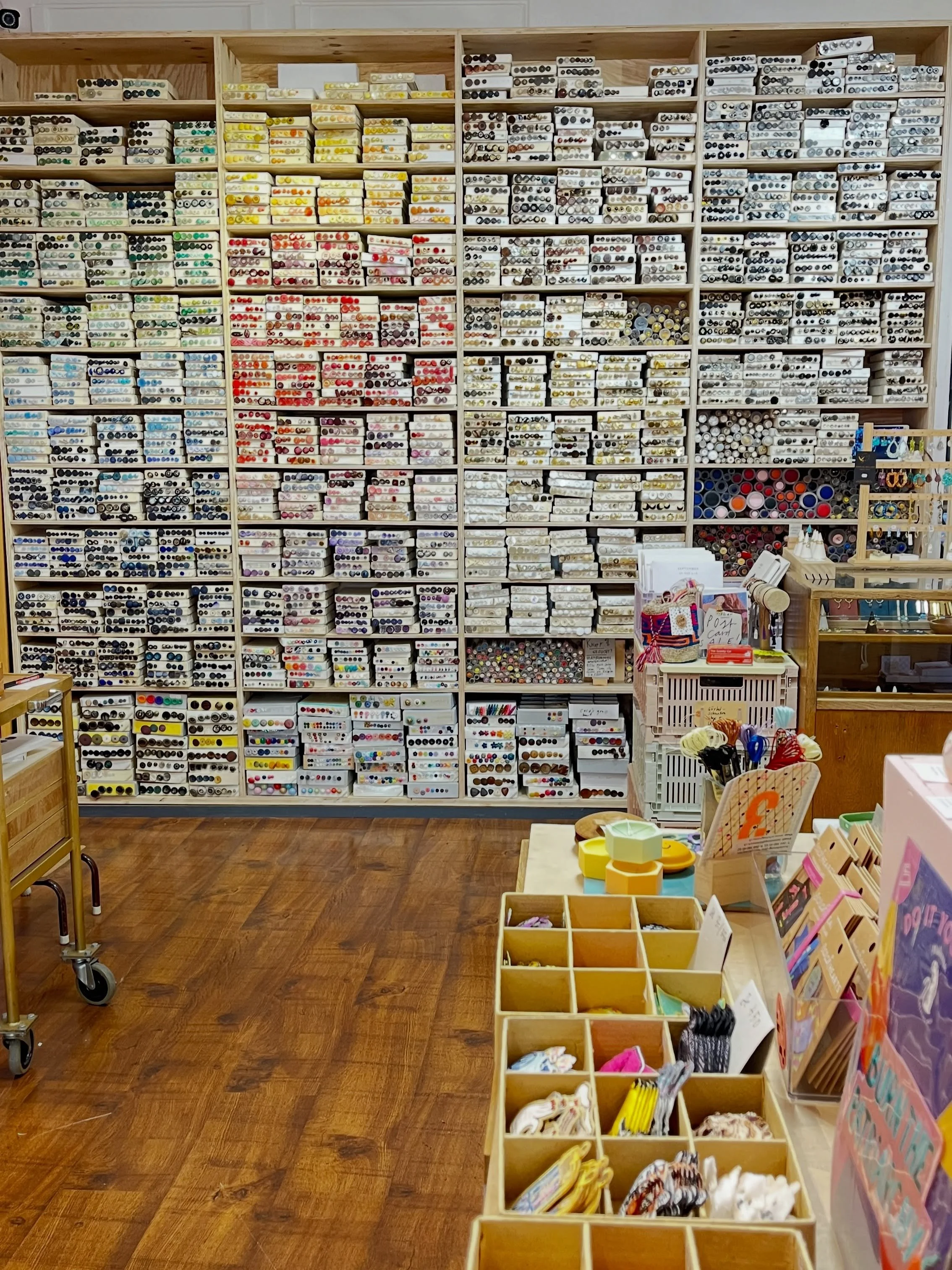 Choices! Ich denke, wenn du hier nichts findest, liegts nicht an uns 😜🤭🫣 
Unseren Knopfladen gibts &uuml;brigens seit 1986 - wir feiern 40 j&auml;hriges dieses Jahr! 
#buttons #bern #smallbusiness #kn&ouml;pfe