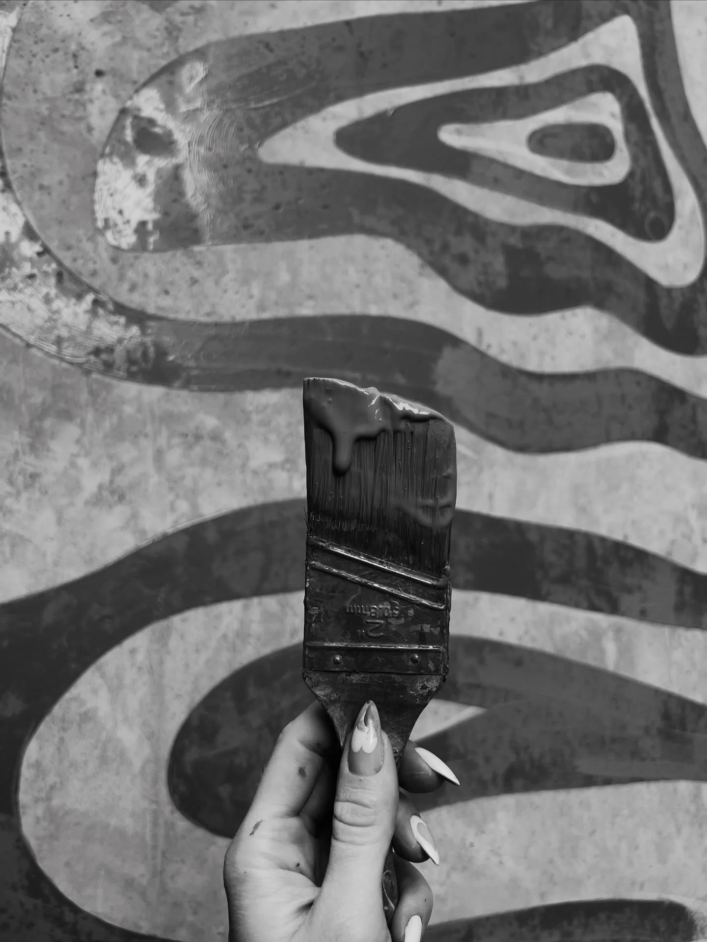 #paintpop 🤍 putting up one more beautiful @bonesandgold design before we hang up our hats for the holidays! 
✨ ✨ ✨
#overallcreative #bellevuewa #mural