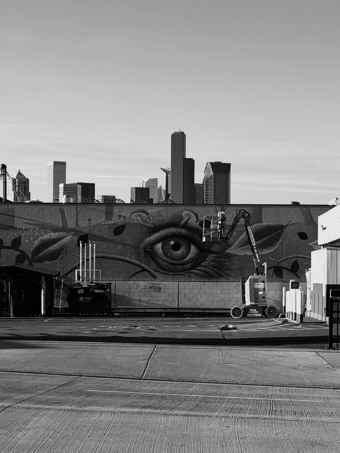 psa: *huge ego* grows in #sodo* 😉🦎
@lordego1 for @sodobia and the #hopecorpsmurals project through @cityofseattlegov // 👀 peep this guy before he peeps you (🍴) at the shell station in 4th and lander! thank you ego 👁️🖤 🍄&zwj;🟫👏🏽!!
🤳🏼📷 : @