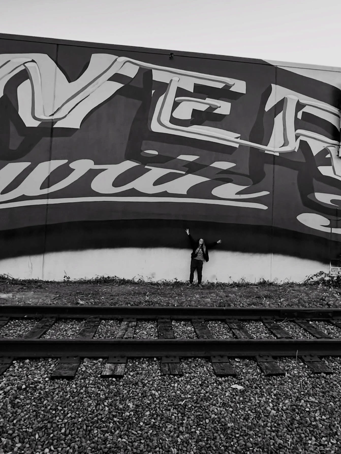 @ksra_ksra for scale in front of her work 👀, @theydrift, and the og sign ( also by @ksra_ksra ) *what can&rsquo;t she do?!* &hellip; seriously tho &hellip; 

you all know this by now but these two are a dream to work with. skill wize, &lsquo;tude wi