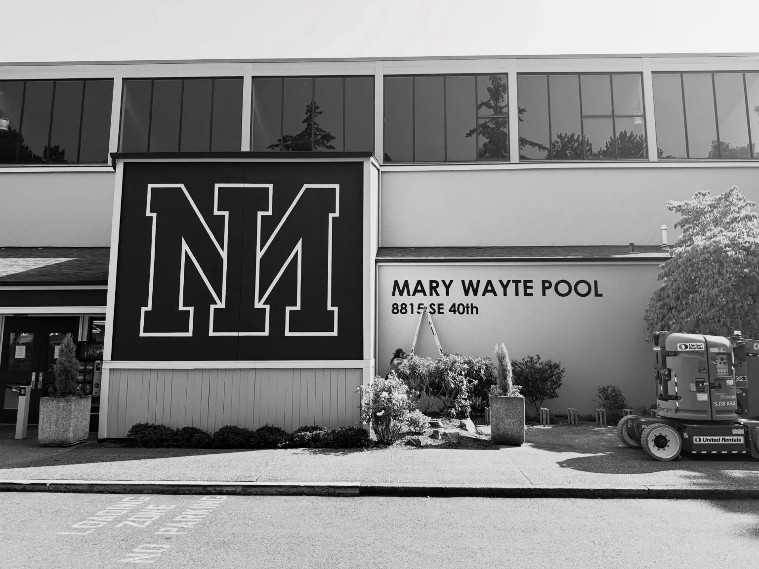 👯🏼&zwj;♀️a few weeks ago we spent the day on beautiful #mercerisland 🏝️ painting the island&rsquo;s logo and public pool signage. does your hood have a logo?! we are jealous. also this pool is so charming!
thanks @wwideeyedd for comin&rsquo; out w
