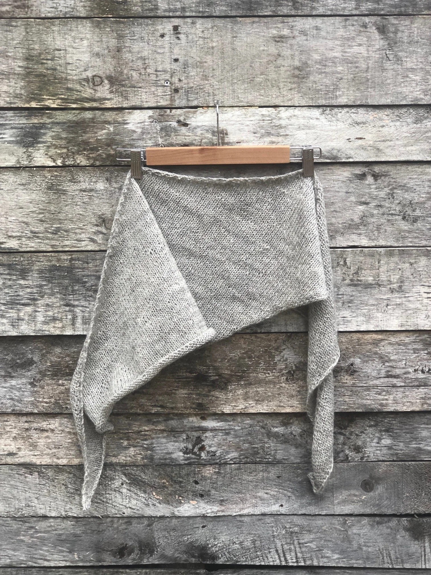 Hanknit kerchief=lt grey.JPG