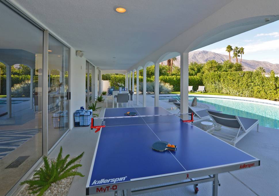 palm springs airbnb blue door 3.jpg