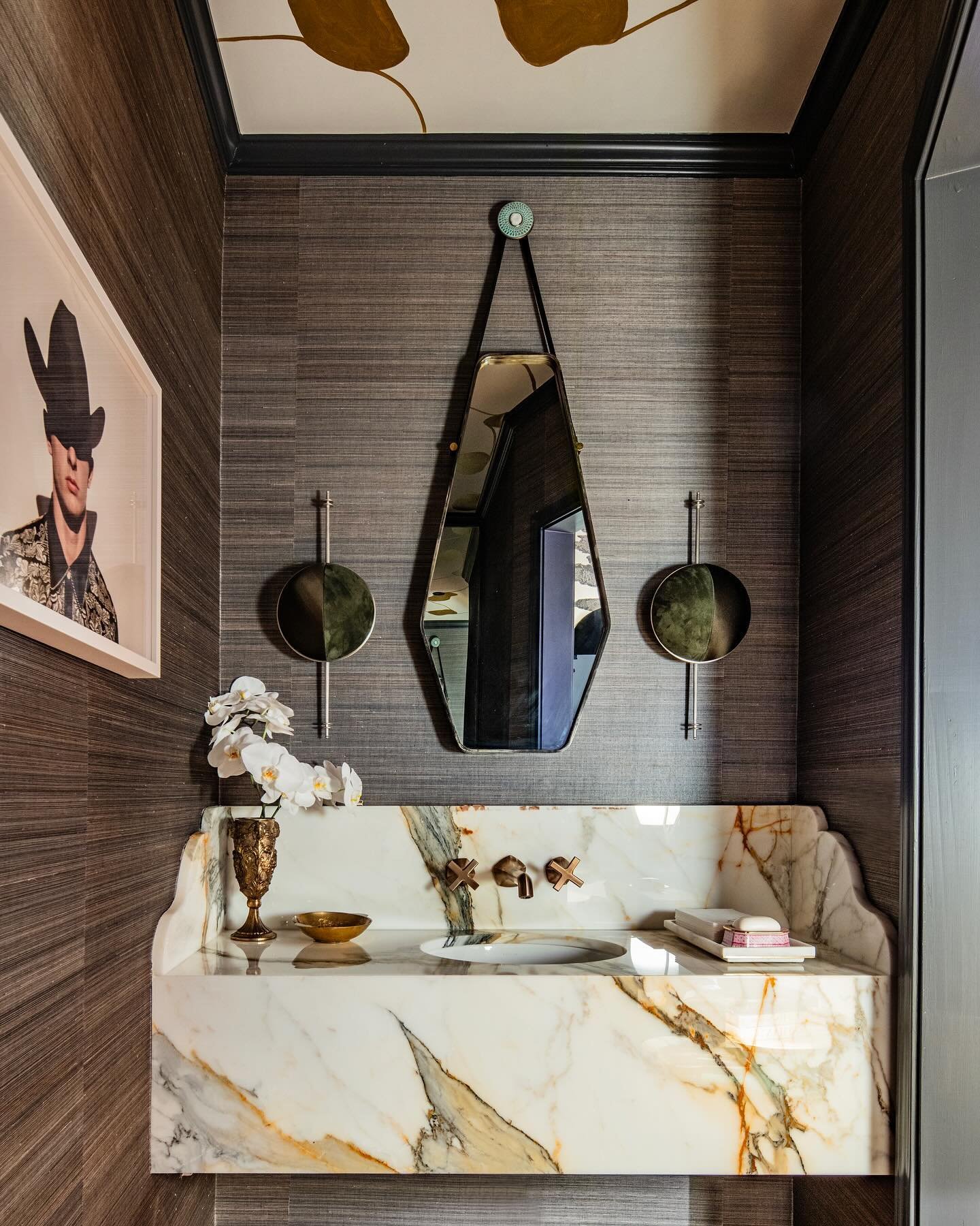 Saturday share 🤎Views from our @kbshowhouse Dallas powder room collaboration with @mlkstudio 🤎