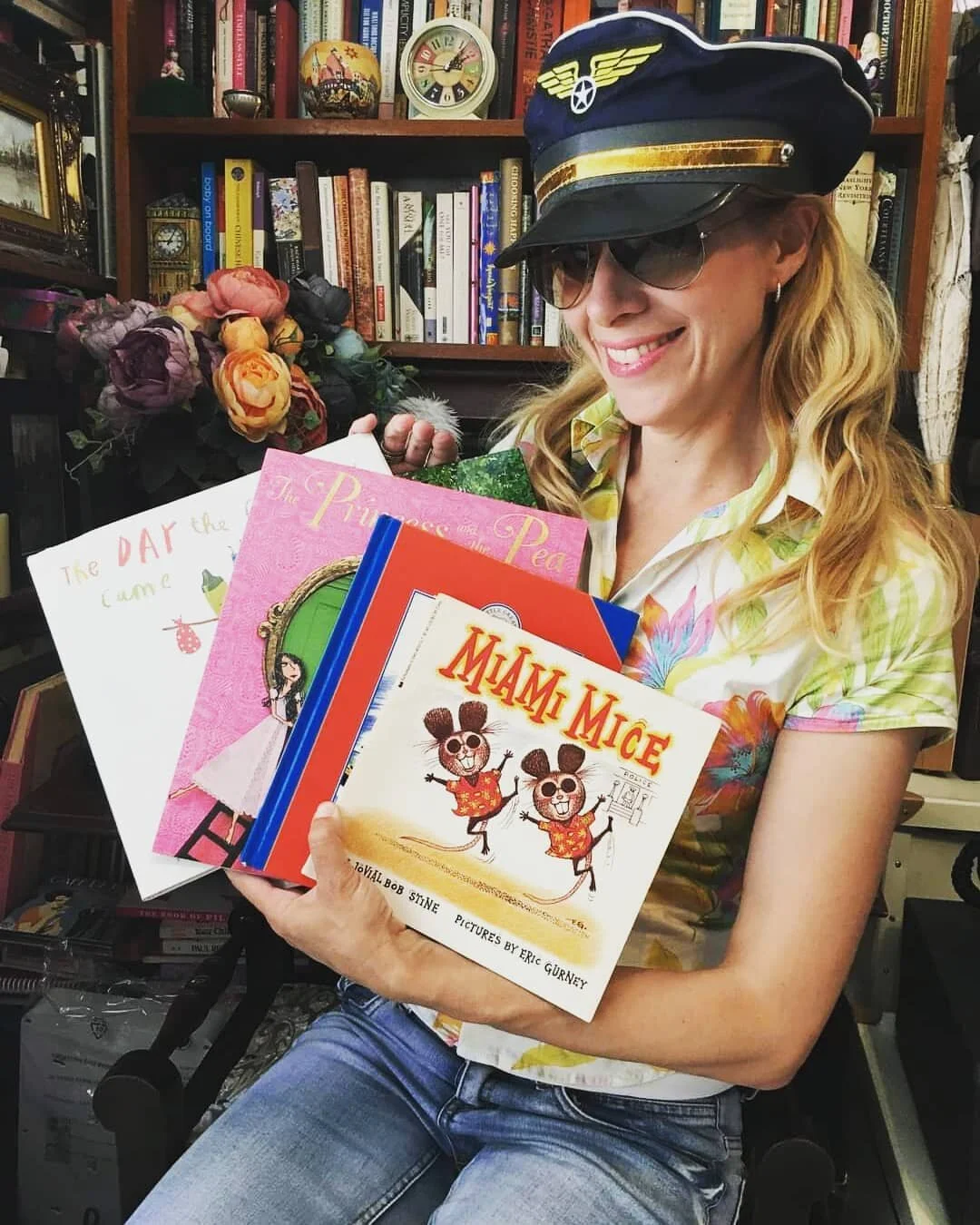 What fun we had yesterday with Brigitte's online Stories at Six! Here, she shows us the books she'll be reading over the next few days 😊
There's still time for little 'uns to join in &ndash; head to our School Holiday Workshops page to book!
&bull;
&bull;
&bull;
#storytime #onlinestorytime
#inklingwritingstudio