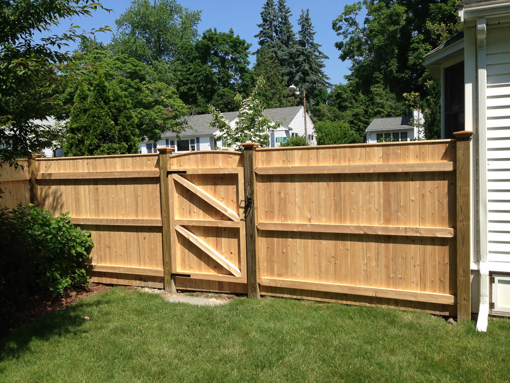 cedar reverse scallop board gate back