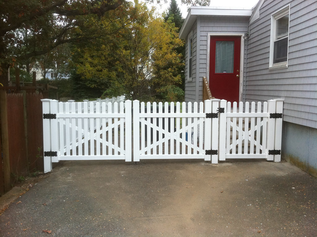 4' high space picket, double gate in Newton