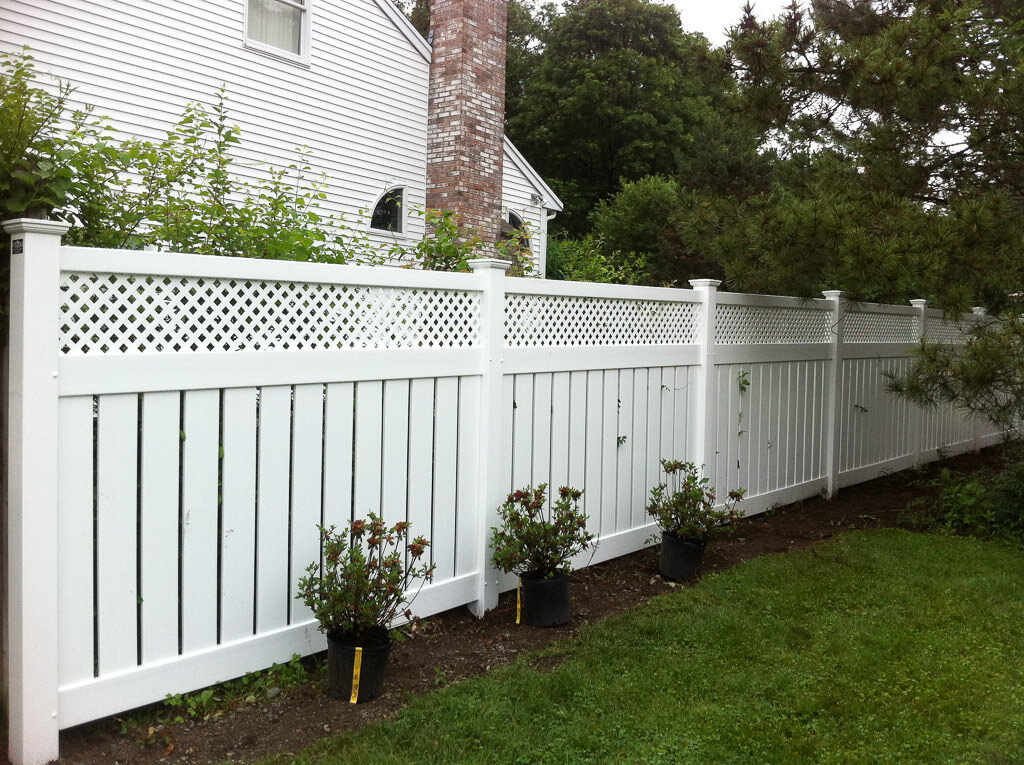 vinyl semi-privacy with lattice top in Waltham