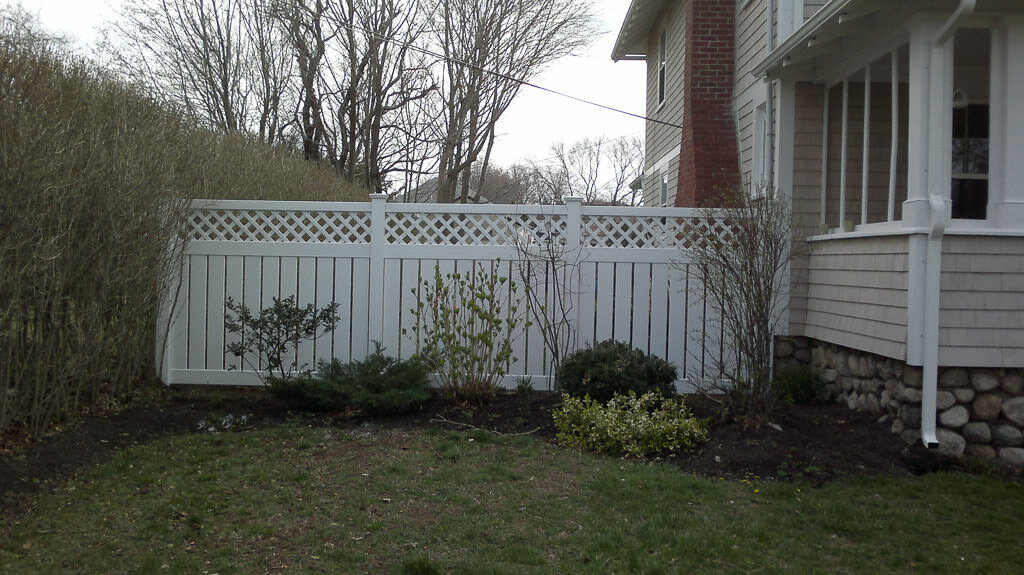 vinyl semi-privacy with lattice top in Winchester