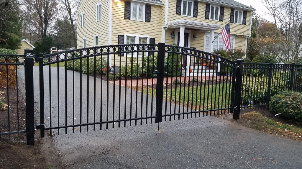 Estate aluminum gate with rings