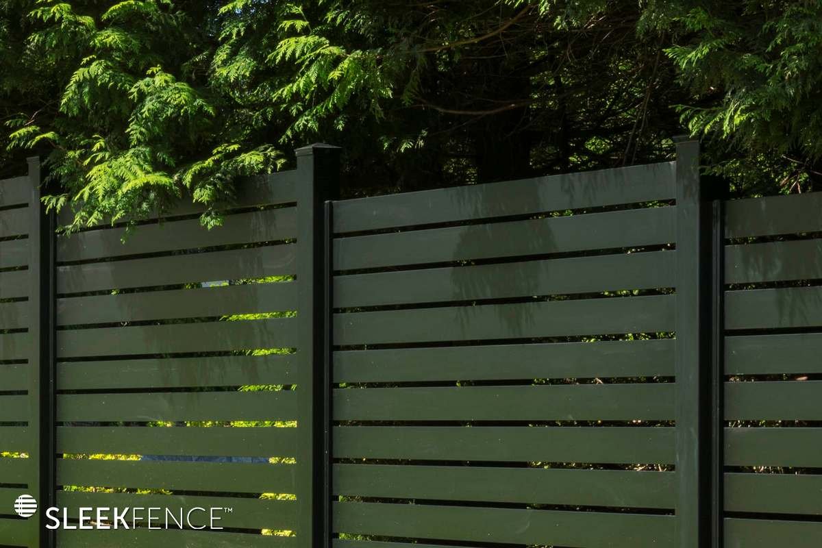 Sleek horizontal aluminum screen fence - 2.jpg