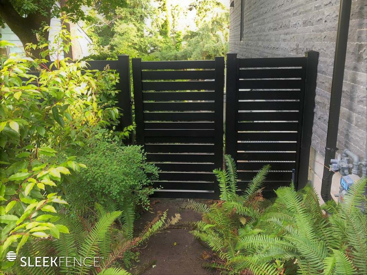 Sleek horizontal aluminum screen fence - 4.jpg