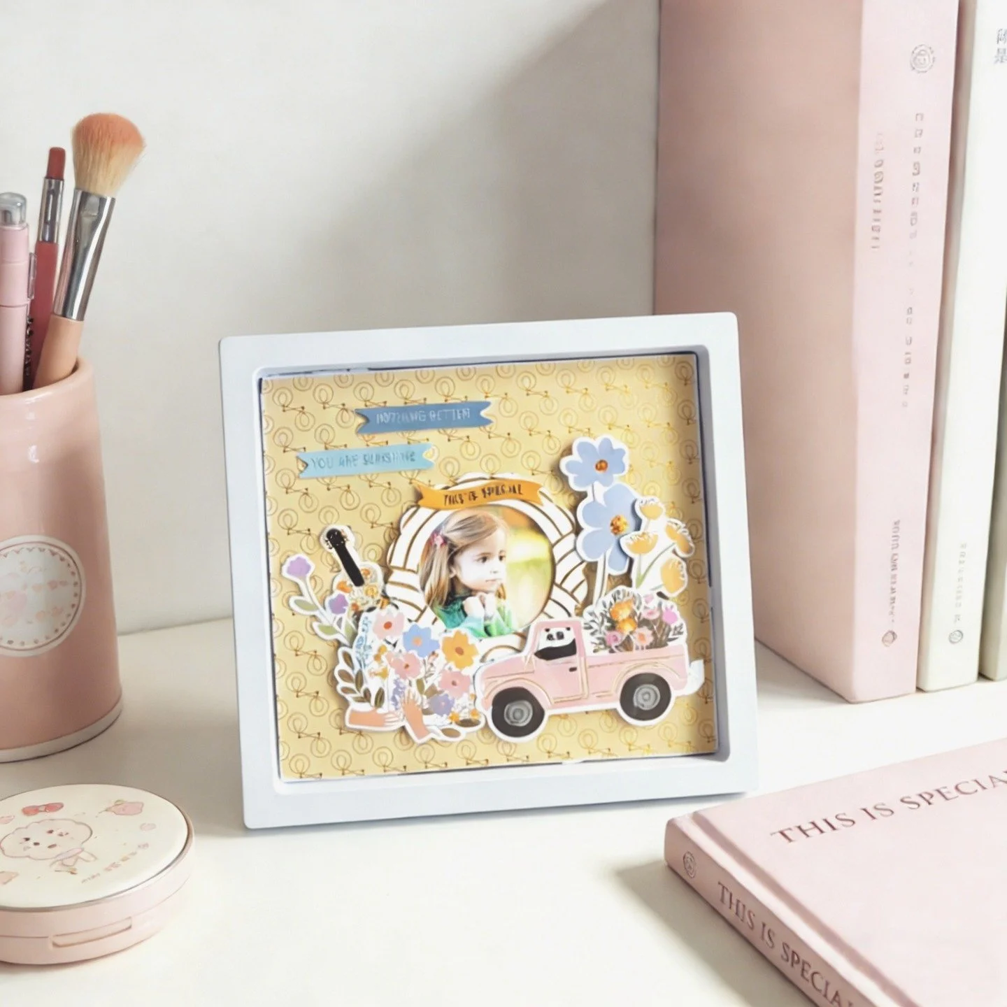 Look at this desktop frame with unique details,warm vibes brighten your cozy little space!#diypapercraft #handmadeshop#gift#paperart#frames