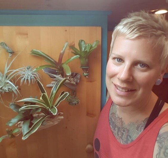 Meet Atli, the founder of @VanlifePlants 🌿🌾🌱
💚
Atli has 40 plants in the van and started the account to connect with other vanlifers who love their green friends! 
💚
Go follow @vanlifeplants and Atli's personal account: @t.rex_van 
💚
#ecovanlif