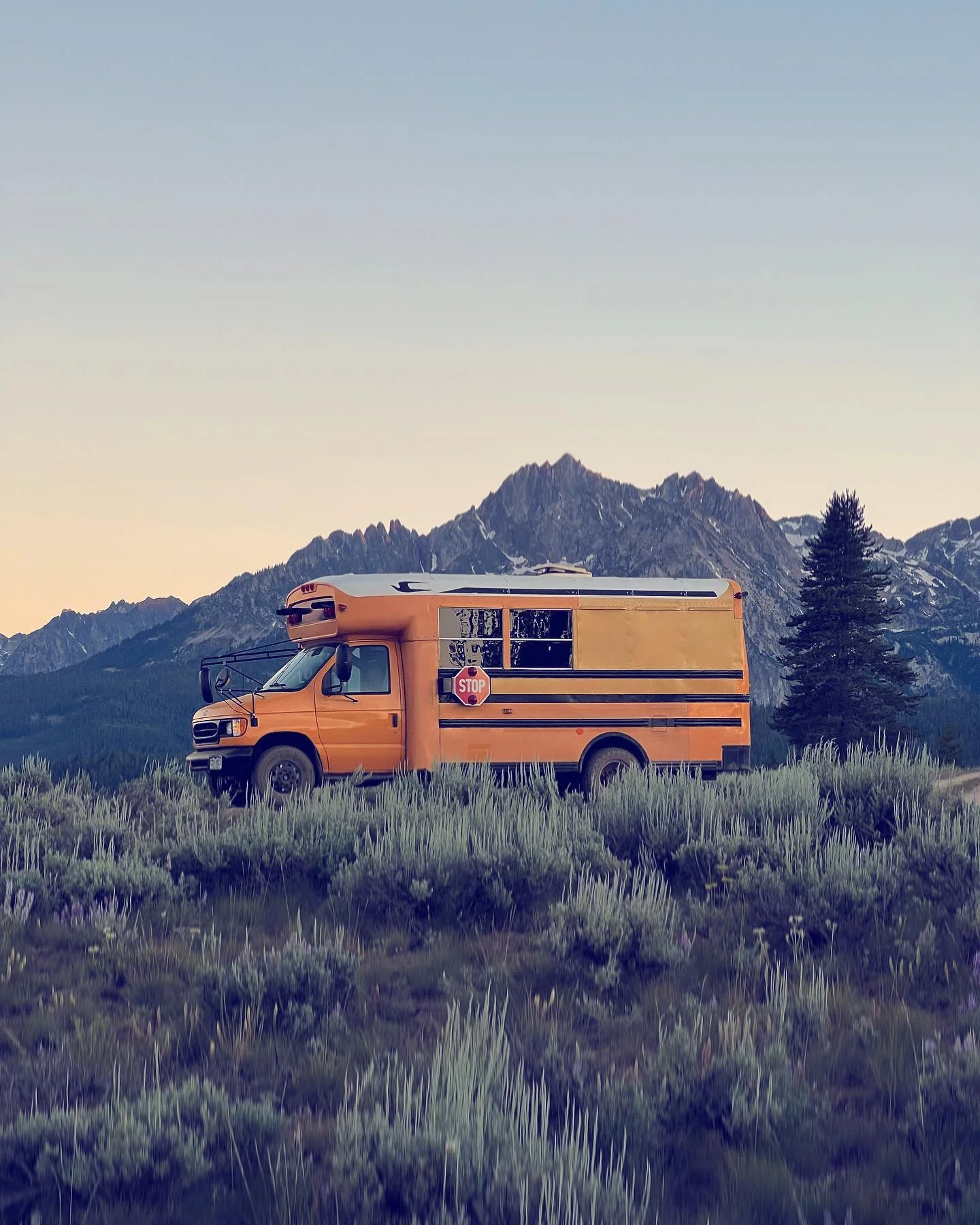 I finally made it out of Colorado and back to one of my favorite places, deep in the northern Rockies! 🤩

The bus is now fully yellow (though made up of various shades haha) and I repainted the middle black stripe to make it a tad more respectable a