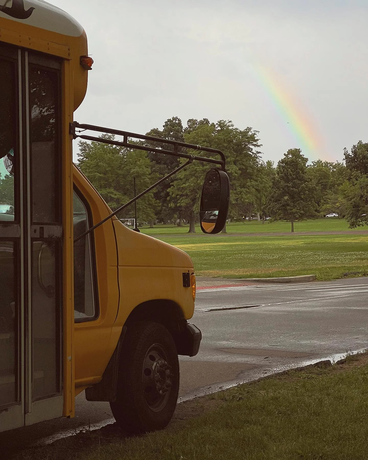 🌈🚌

#buslife #vanlife #skoolie #skoolieconversion #schoolbusconversion #nomadlife #minimalism #tinyhouse