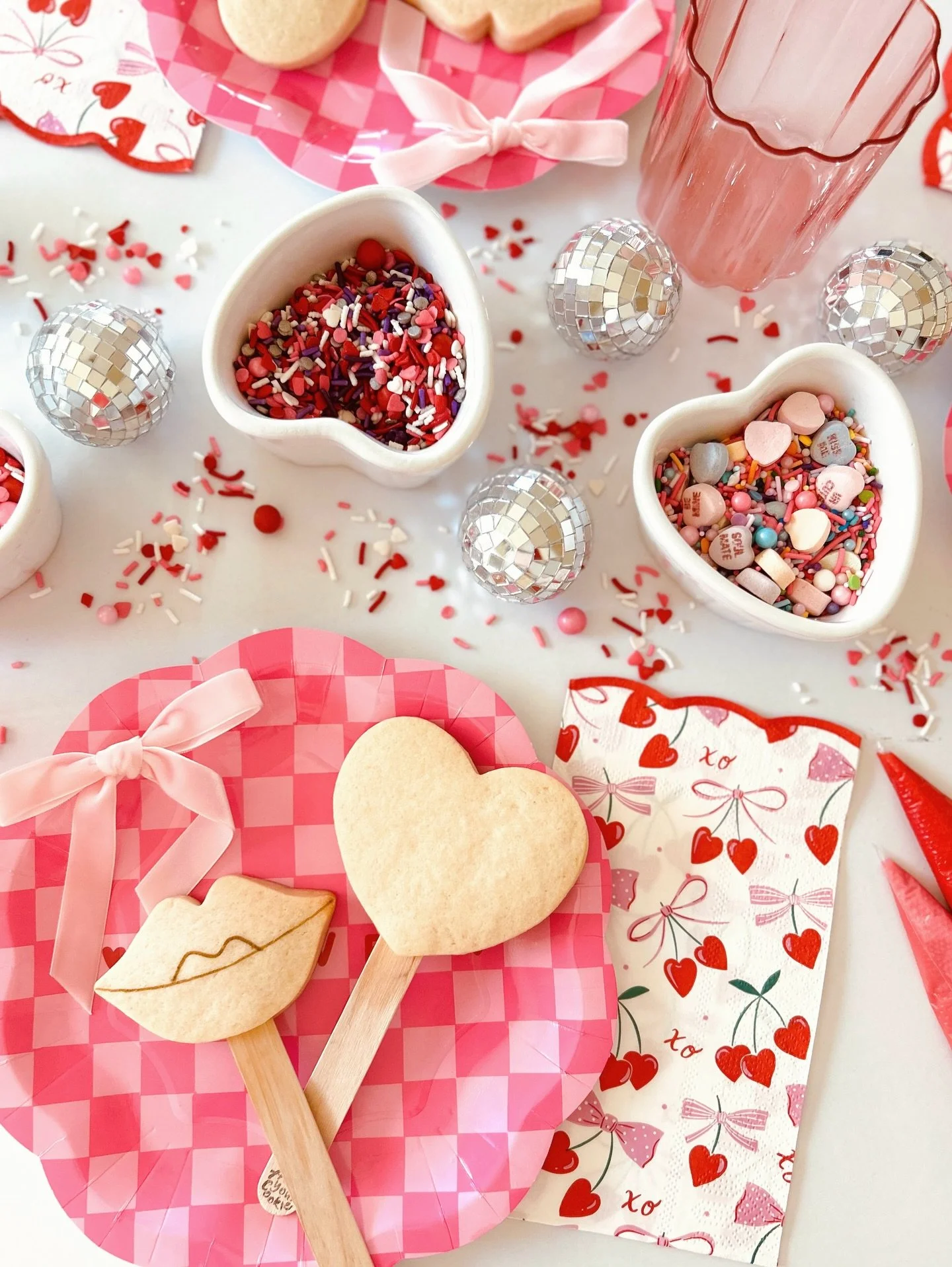 Ok but Valentine&rsquo;s is kinda our thing 💘
Valentine&rsquo;s is officially in the shop.
Comment &lsquo;VALENTINE&rsquo; for the link✨

#valentinescookiekit #valentinescookiesecoratingkit #valnetinescookiepops #cookiedecoratingkits #valentinetreat