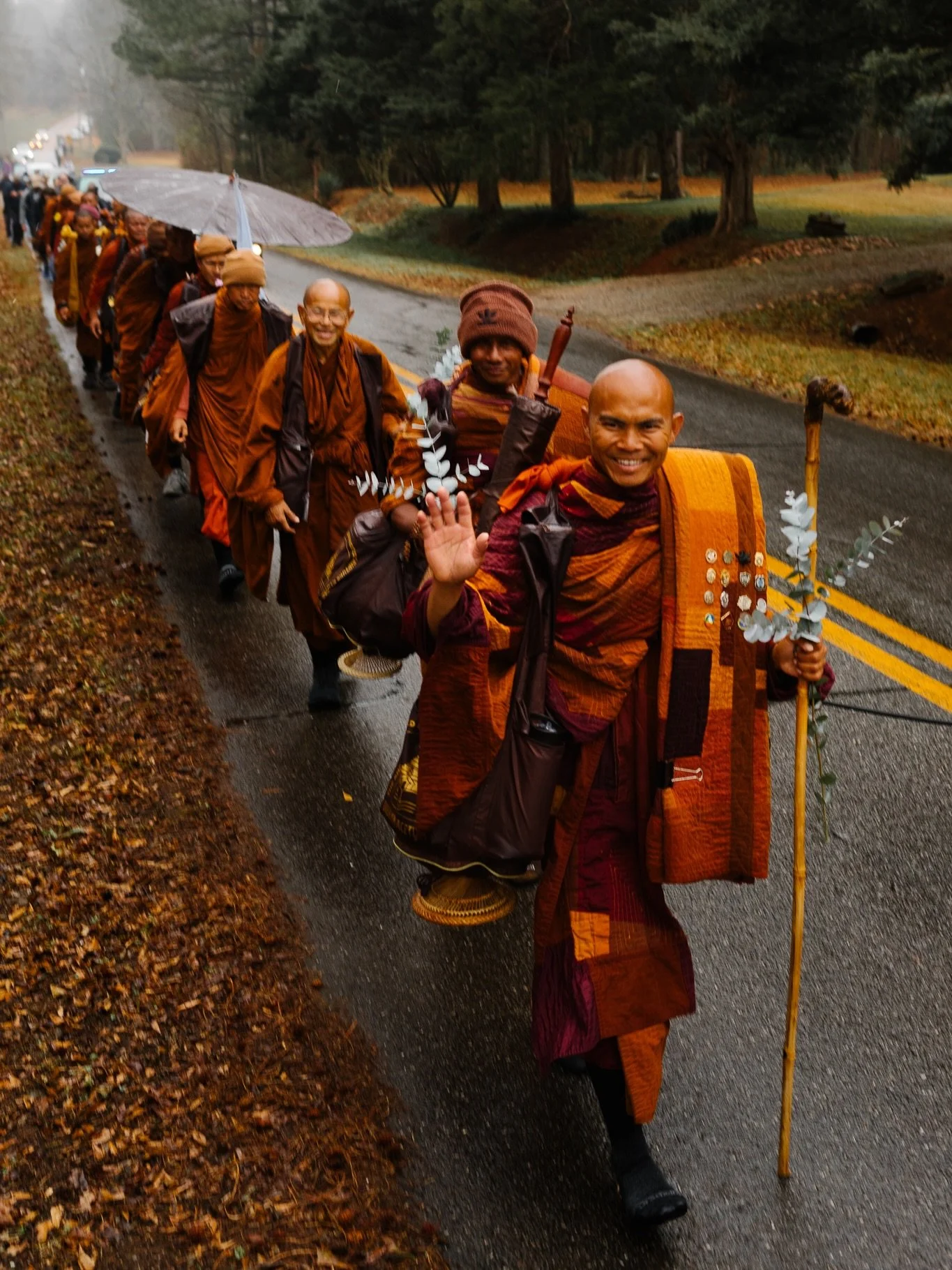 Captured a moment of the monks @walkforpeace.usa as they made their way into Bishop, GA. 

I think a lot of us want to believe ourselves enlightened, but it&rsquo;s difficult to stave off cynicism at the same time. An impression like this moment is f