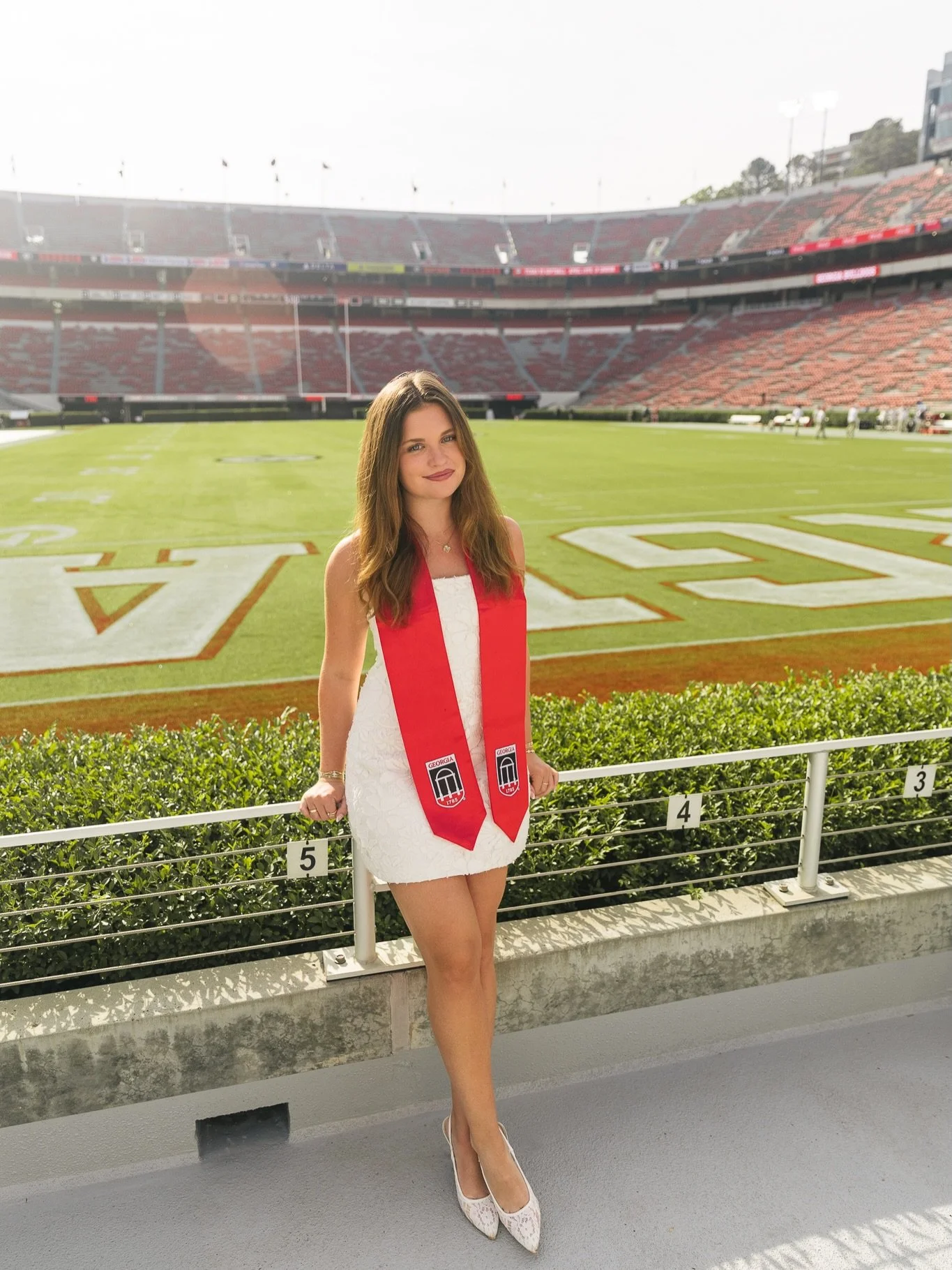 Ivy ended our photo session with some celebratory bubbles 🍾 

Shooting on G-day, we were afraid we wouldn&rsquo;t get anywhere near Sanford. Ended up getting closer than ever 🙌 

.

.

.

#uga #ugagrad #athensga #athensgaphotographer #uga26