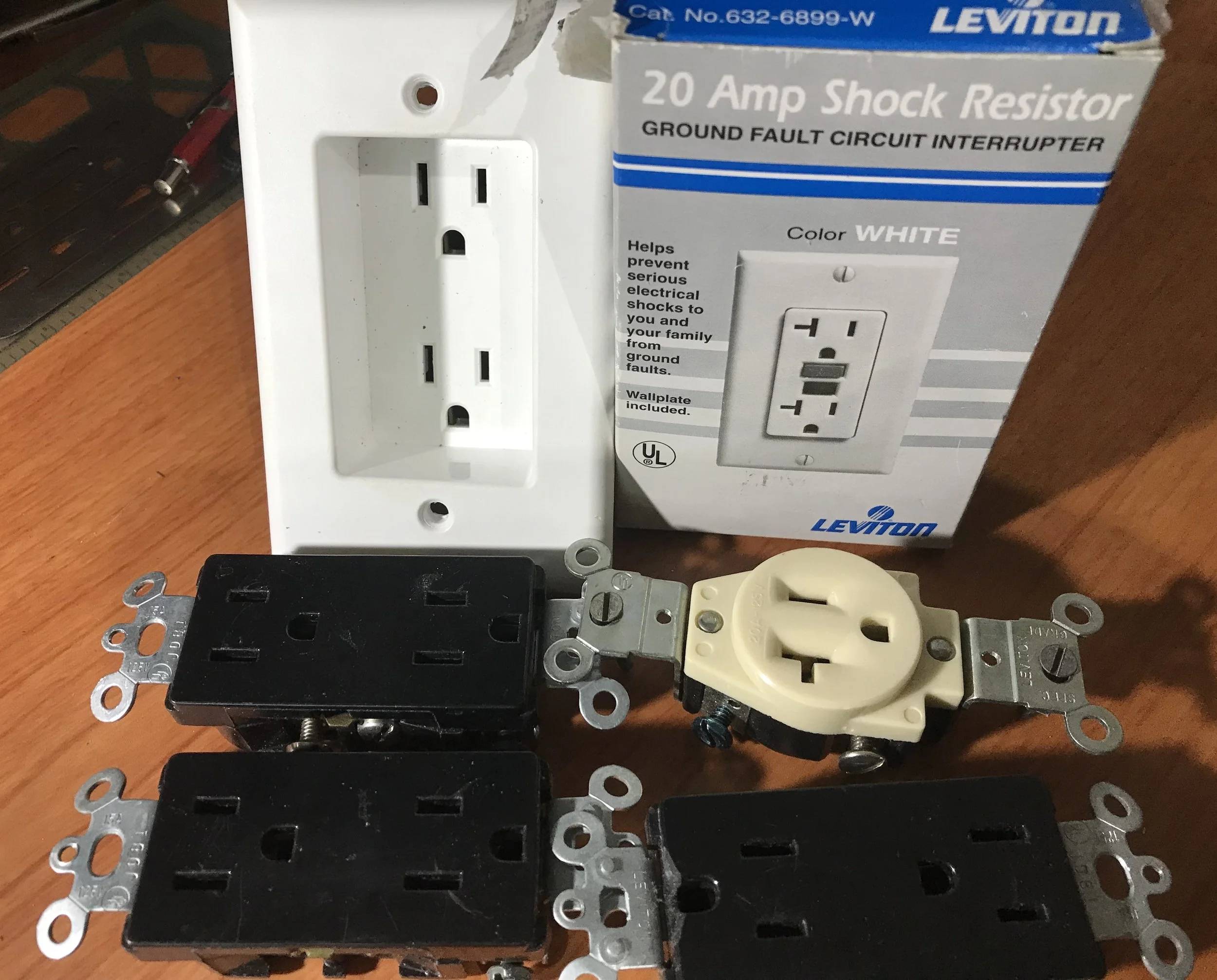 Lot 25-003 6 electrical outlets