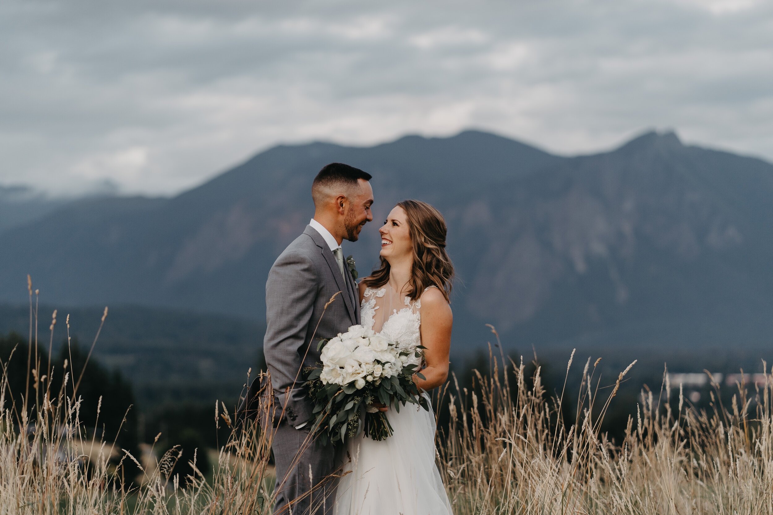  White and Green Country Club Wedding in Snoqualmie, Washington