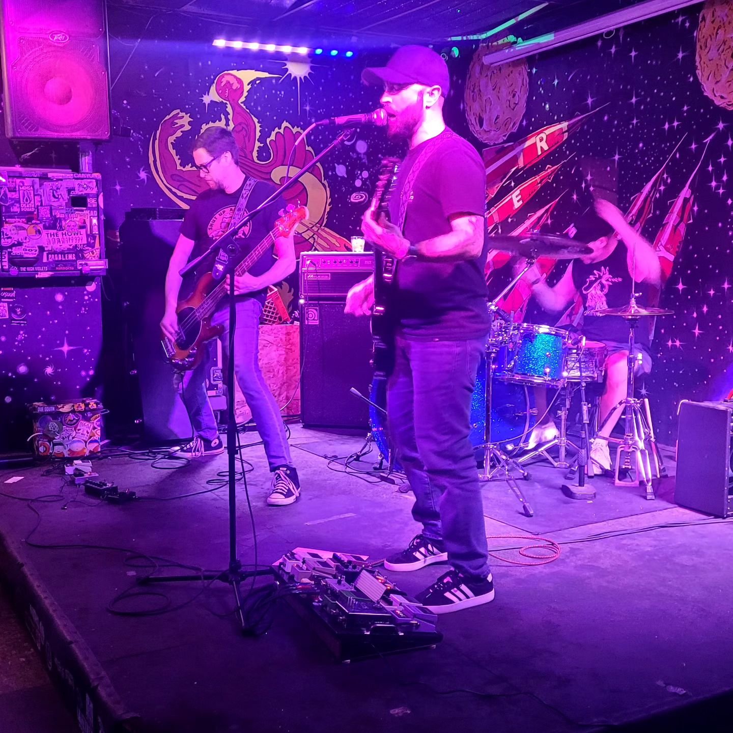 Hanging out with some @mannequinsforfriends checking out @reignofzofficial and @bullettotheheart because girls gotta support the girls and the jams in general! 
@replay_lounge

#supportlivemusicvenues #supportlivenusic