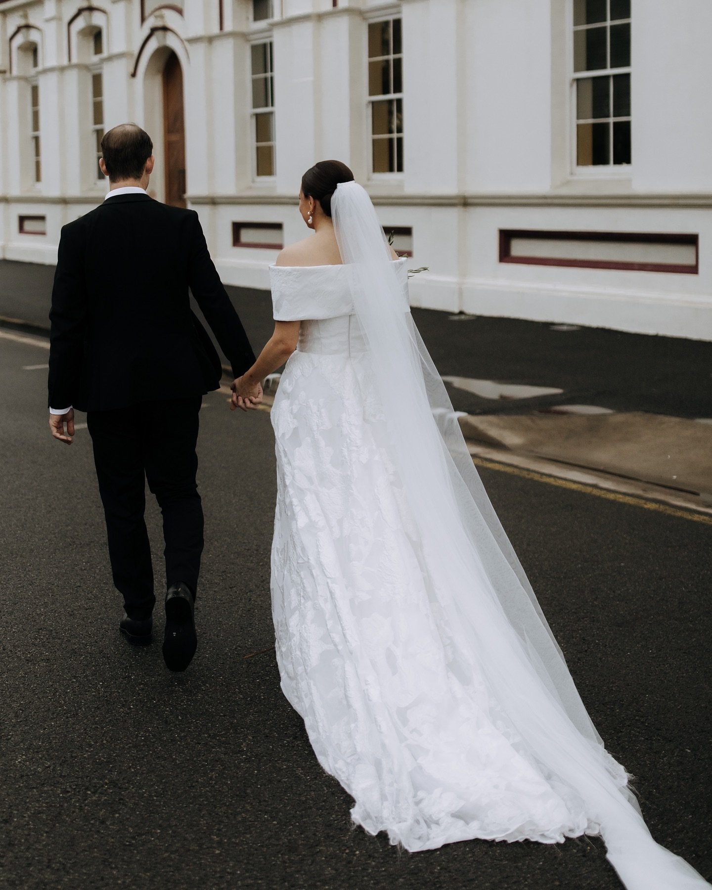 Strolling the streets with Millie and Todd last weekend in awe of the iconic old buildings on Quay street. Such a beautiful part of the town that often gets forgotten as the country surrounds take precedence for wedding photos. I personally, love the