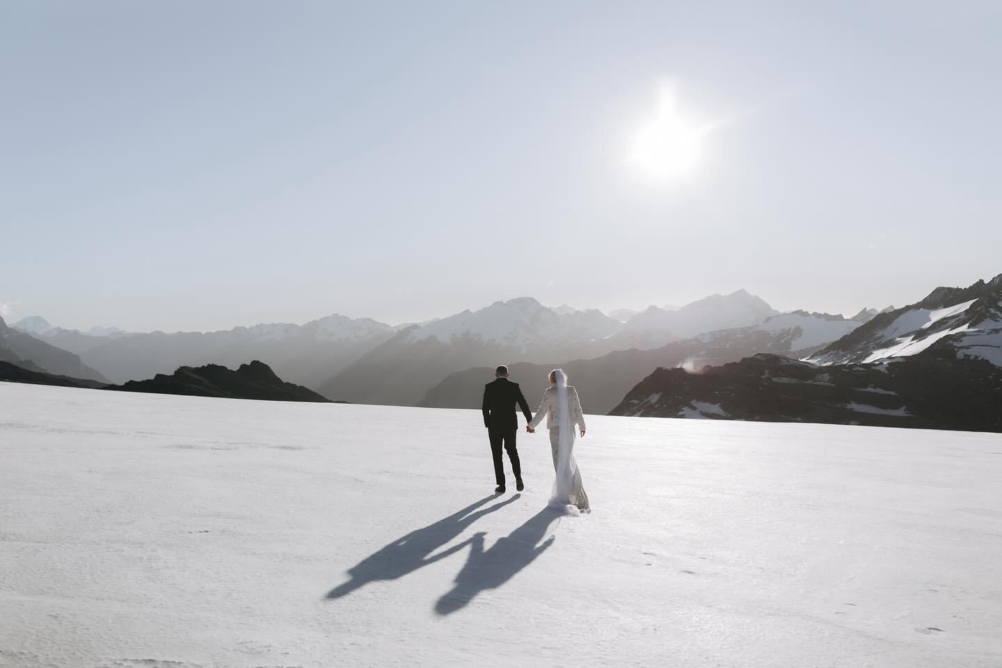 Dreaming of those glacier sunsets and a big thank you to @marriedbyjake for the little bts video (see slide 2). The glow off the ice was something else ❄️🤍

Photography @jessicaturich 
Celebrant @marriedbyjake 
Helicopter @aspiringheli 
Video @eurek