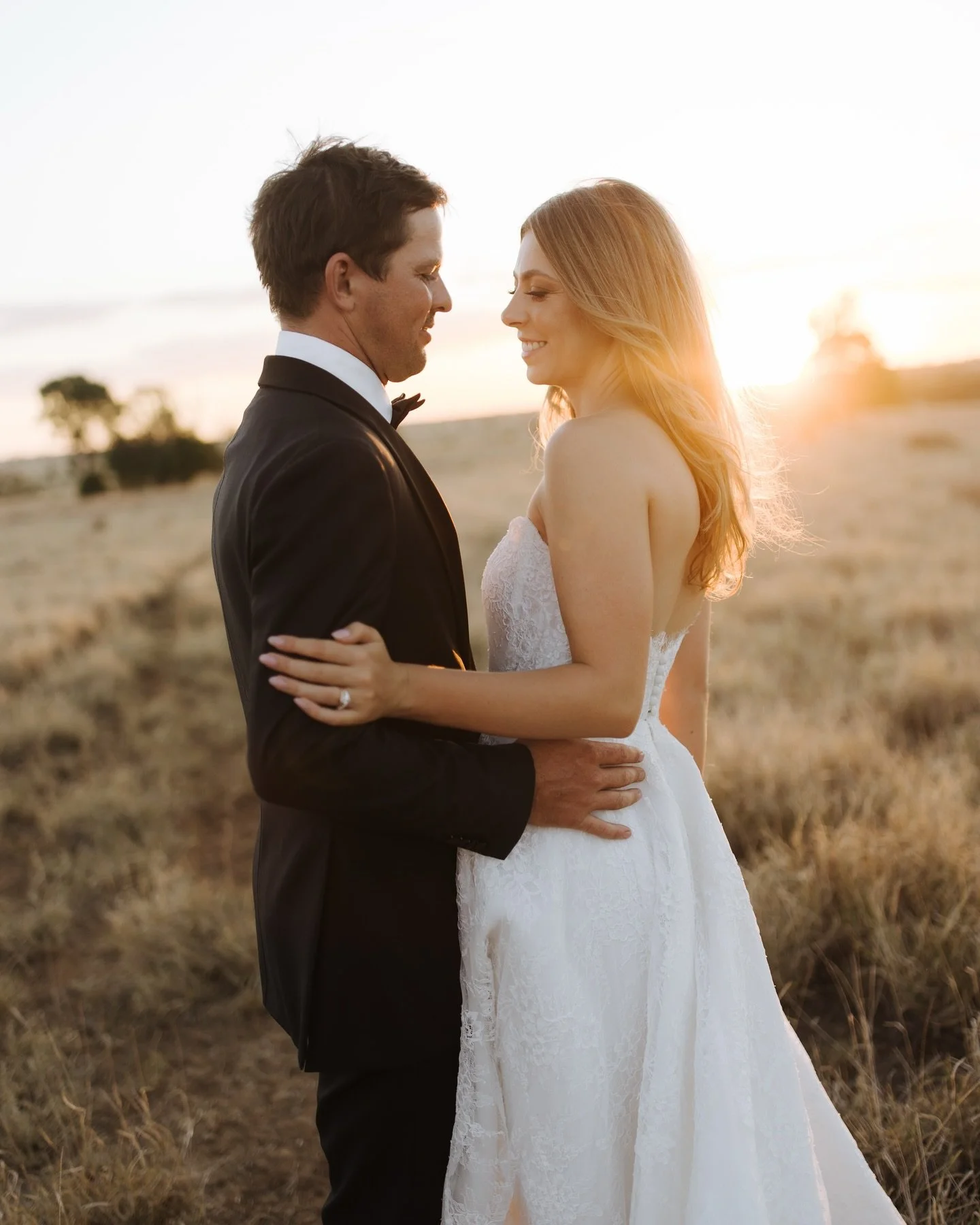 That golden glow beneath the western sun. Country weddings will forever be a favourite of mine ☀️

@jessicaturich 
@lindsaymccay_ 
@jdrizzle94 
@corston_couture 
@theivoryroombridal 
@by_hailey_ 
@mirrormirrormakeupartistry 
@silkflora 
@mattkairl 
@