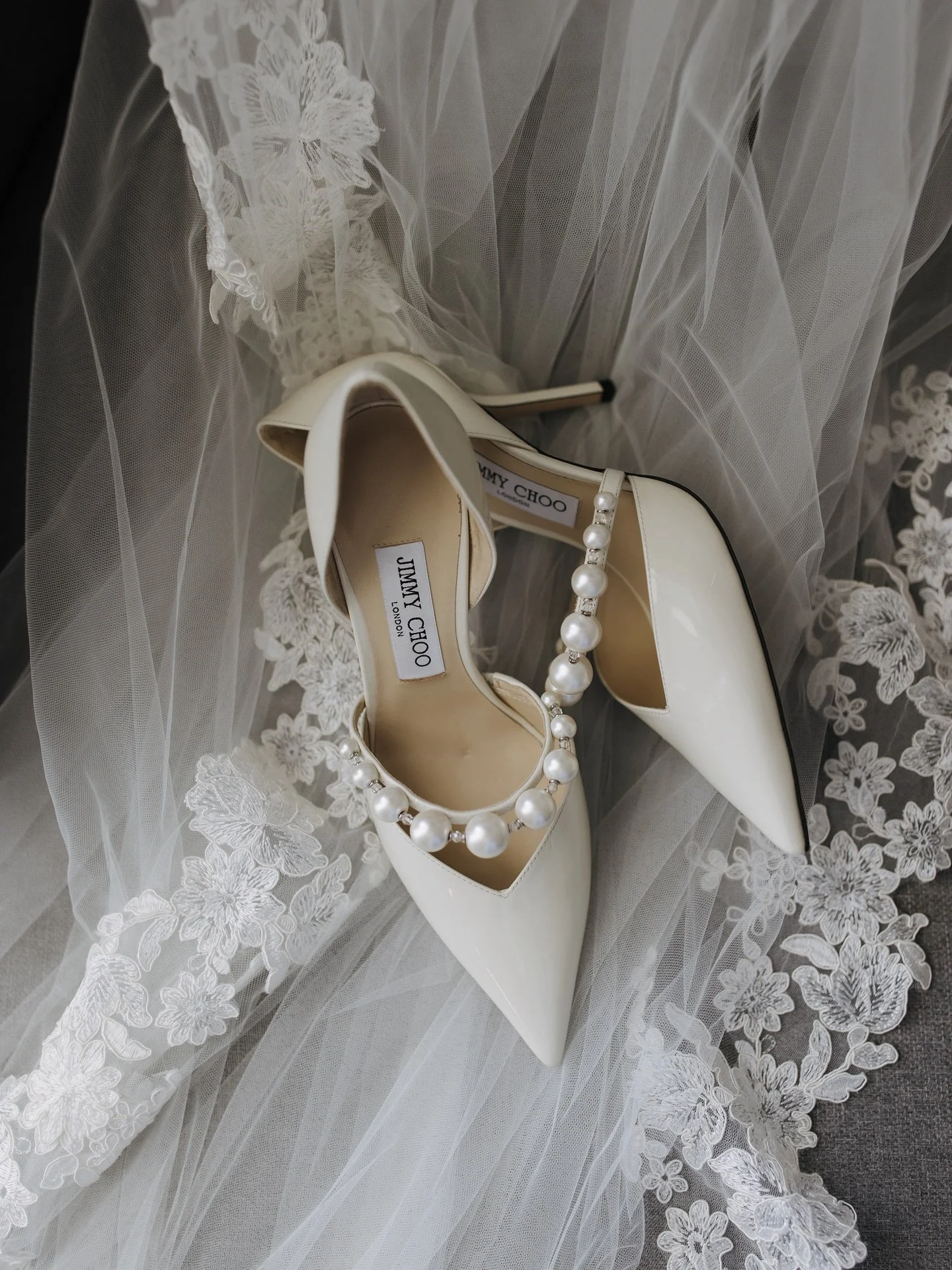 Those @jimmychoo details that never get old 🤍

#bridetobe #weddinginspo #tietheknot #weddingphotography #countrywedding #countryweddingphotographer #luxurywedding #destinationwedding  #realwedding #toowoombawedding #brisbanewedding #scenicrimwedding