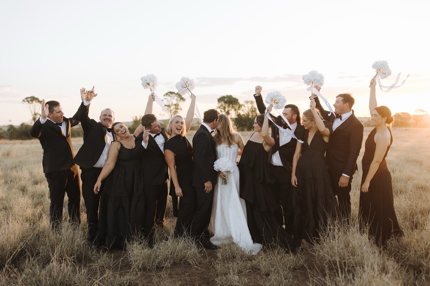 Hands up for big bridal parties, crisp county air and warm golden light 🧡