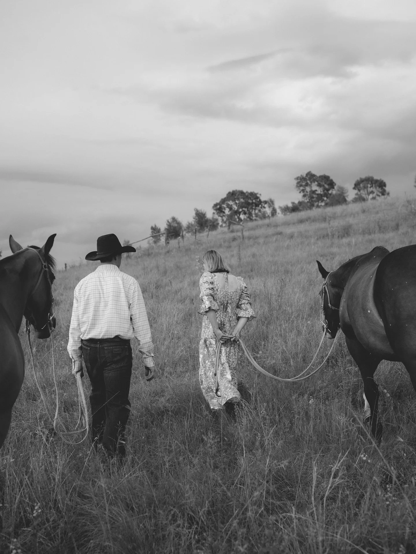 A little country engagement shoot this afternoon before another weekend wedding. It&rsquo;s crazy to think this is the last weekend of summer, so very grateful for the beautiful weather ☀️ 

#bridetobe #weddinginspo #tietheknot #weddingphotography #c