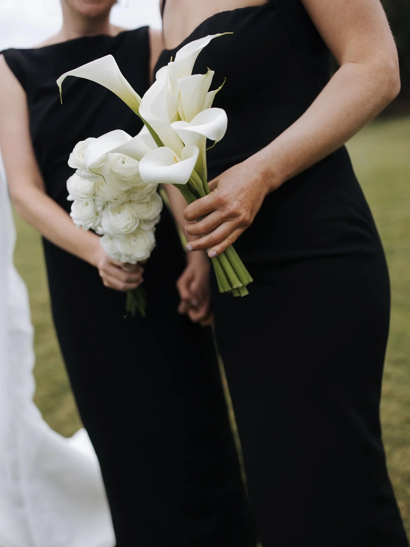 These mismatched bouquets and classic tones 🫶🏻