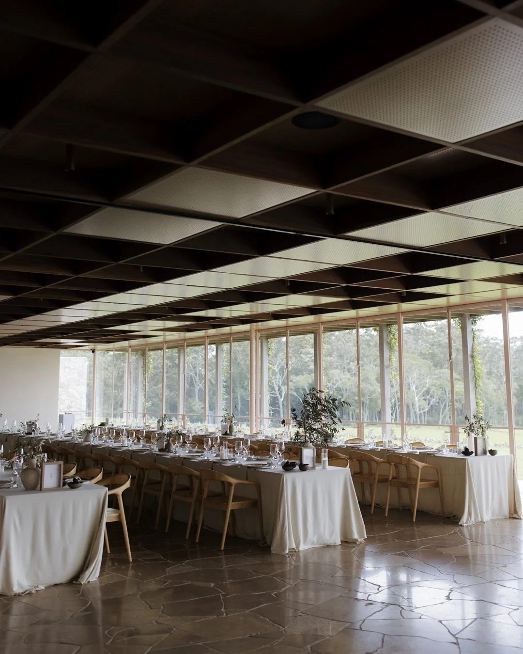 minimal-refined-timeless-elegant

4 words I would use to describe the incredible reception space at the new @thedairyravensbourne 🤍🤎