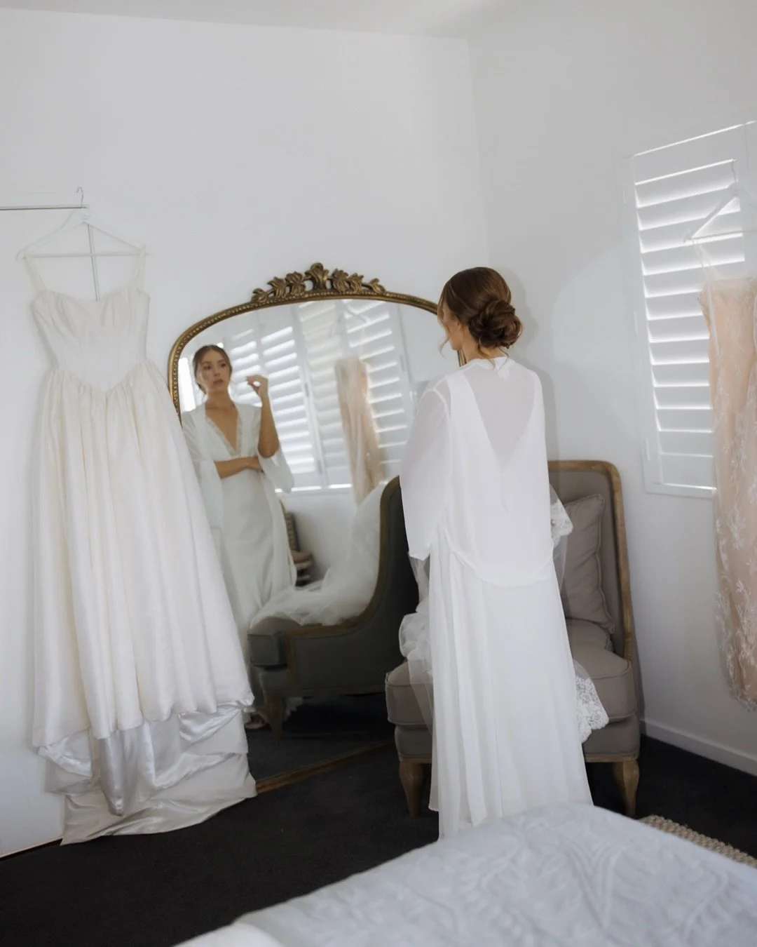 Some getting ready moments with the beautiful Elle 💫

@palmcreekestate 
@kwhbridal 
@ellerands
@hawker9393 
@jessicaturich 
@nikitaylorhair 
@laurenmontgomerymakeup 
@rollingdawnfilms 
@jakehillmusic 

#weddingphotography #countrywedding #countrywed