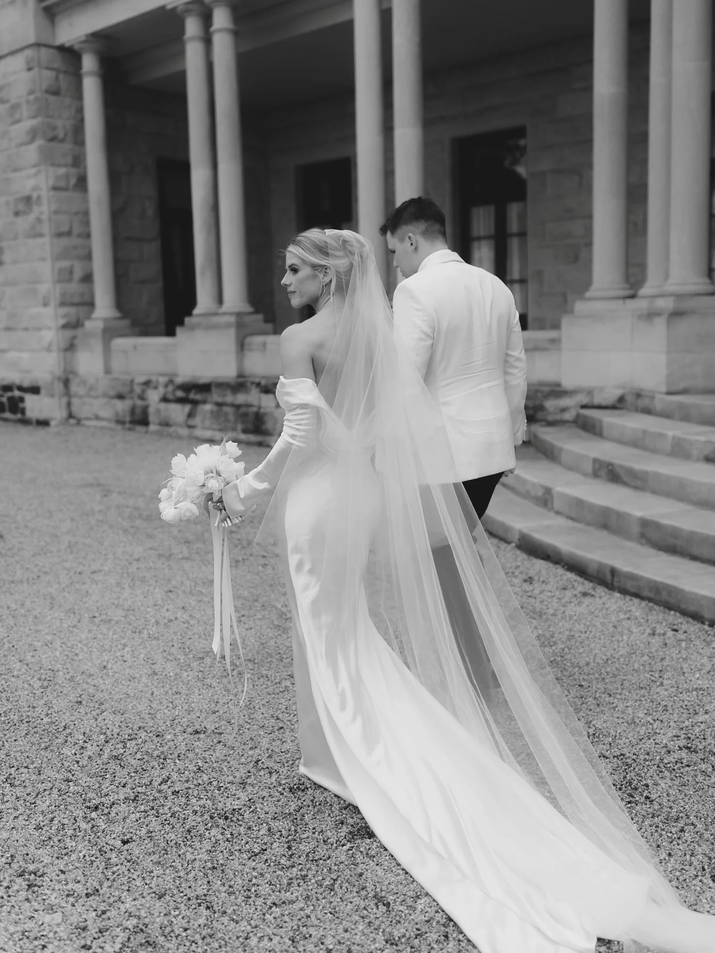 Happy anniversary lovers! How has it been one whole year?! 🤍🤍

#bridetobe #weddinginspo #tietheknot #weddingphotography #countrywedding #countryweddingphotographer #luxurywedding #destinationwedding  #realwedding #toowoombawedding #brisbanewedding 