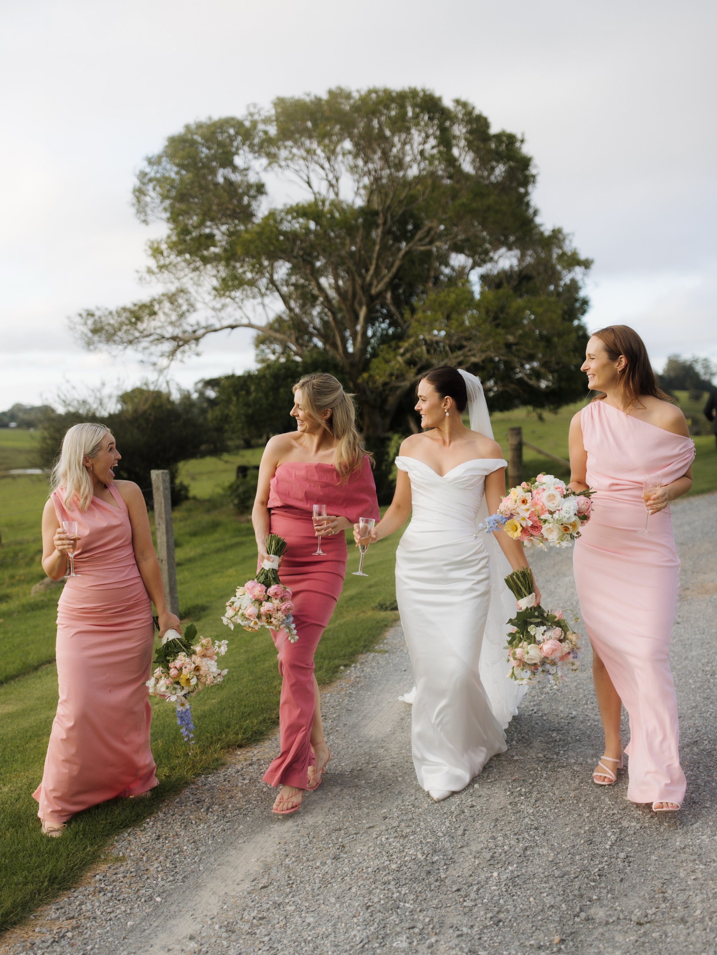 Post sunset strolls back to the reception with your besties 💃🏼🤍

@minferrier 
@rosewood_estate 
@georgewucouture 
@eliseannhair 
@laraquinnmakeup 
@dunkerryflora 
@phoebegallowayfilms 
@eventstylistandco 
@inseasoncateringgc 
@hamiltonbandau
@hamp
