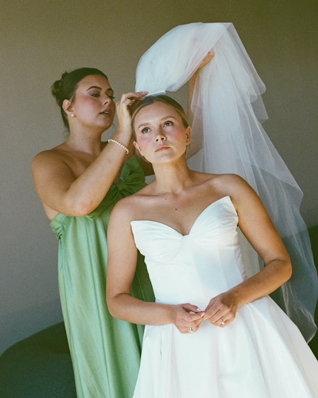 Some 35mm 🎞️ moments from Bree and Hugh&rsquo;s wedding at the glorious @thedairyravensbourne earlier this year

@thedairyravensbourne 
@violetsandvases.florist 
@jacquelinemaybride
@hairby_shaycave 
@breeanderson00 
@hugh.anderson00 
@skinbyleesh 
