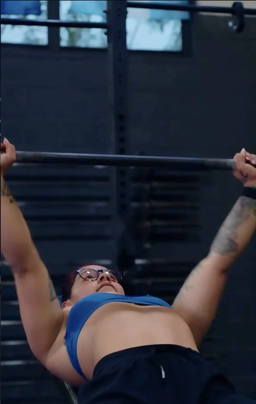 Member bench pressing in a bodybuilding session
