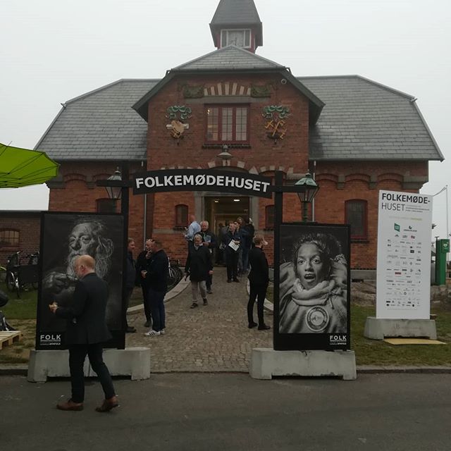 👏@folkemoedet_official has gotten a new house and a meeting place for democracy 👏
We celebrate its opening and the beginning of the democracy festivals season! 
#folkem&oslash;det #bornholm #allinge #democracyfestivalsassociation #democracyfestival