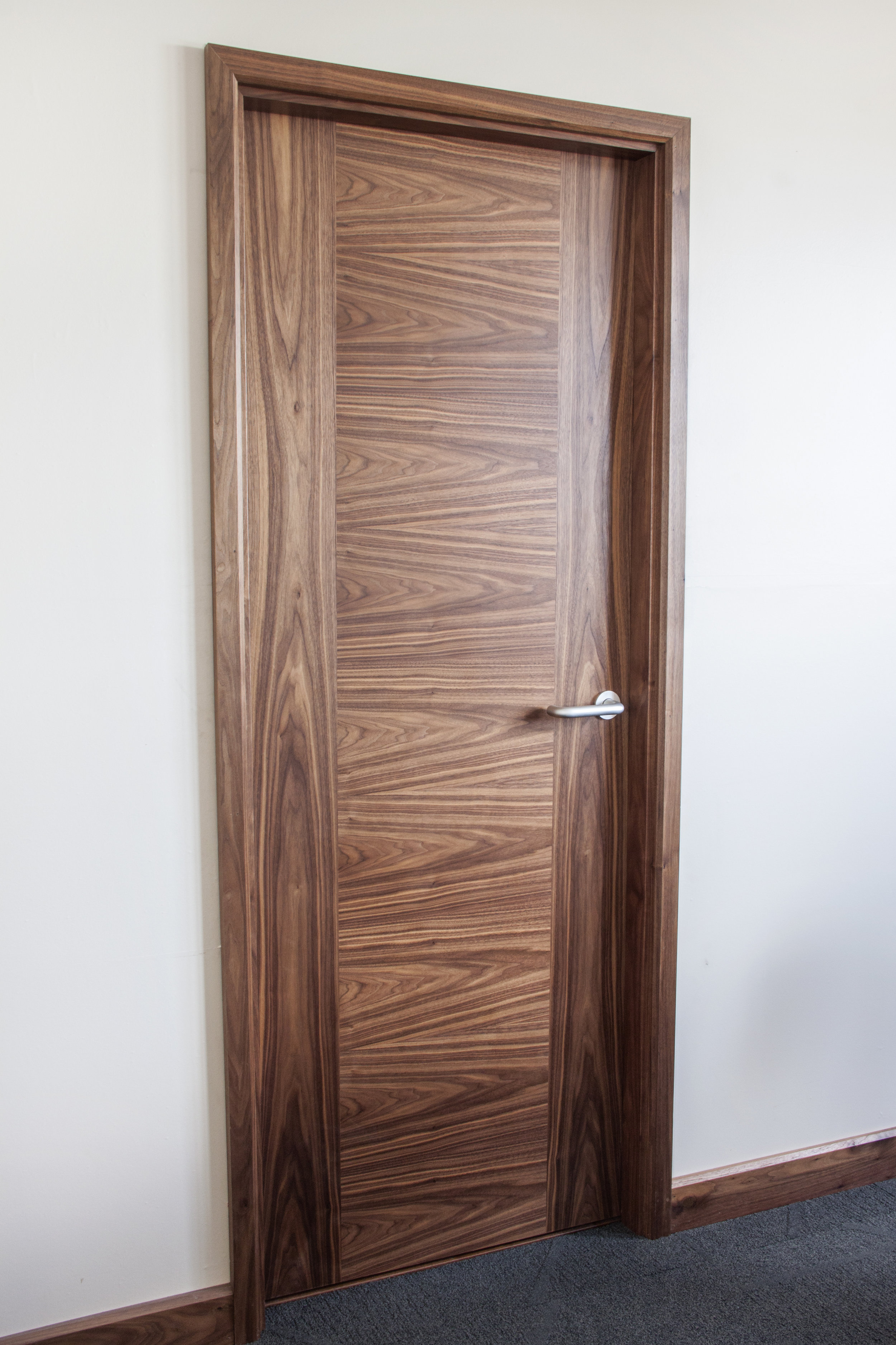 Walnut door set with horizontal veneer