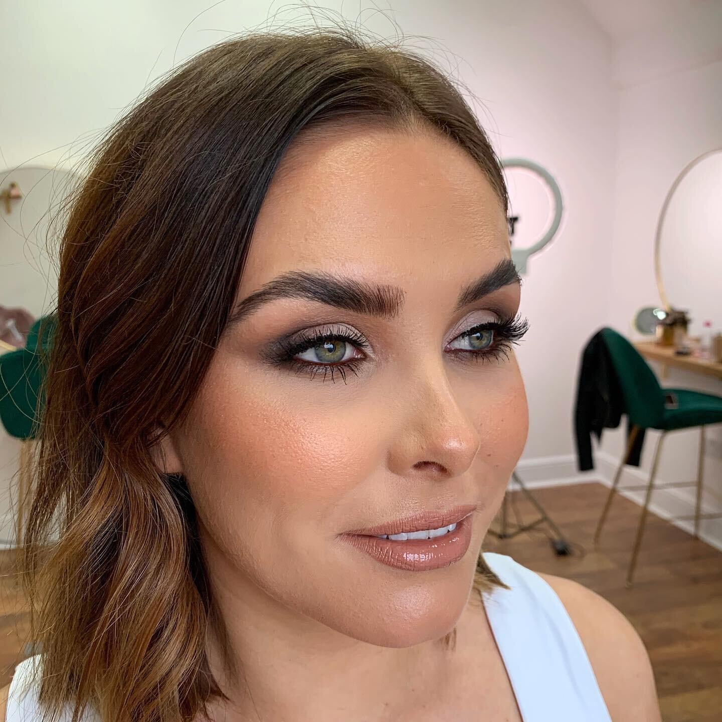 Soft smokey glam on the ultimate face @courtneeannee 🔥 Makeup by @ceewessy #smokeyeye #softglam #themakeuphouse