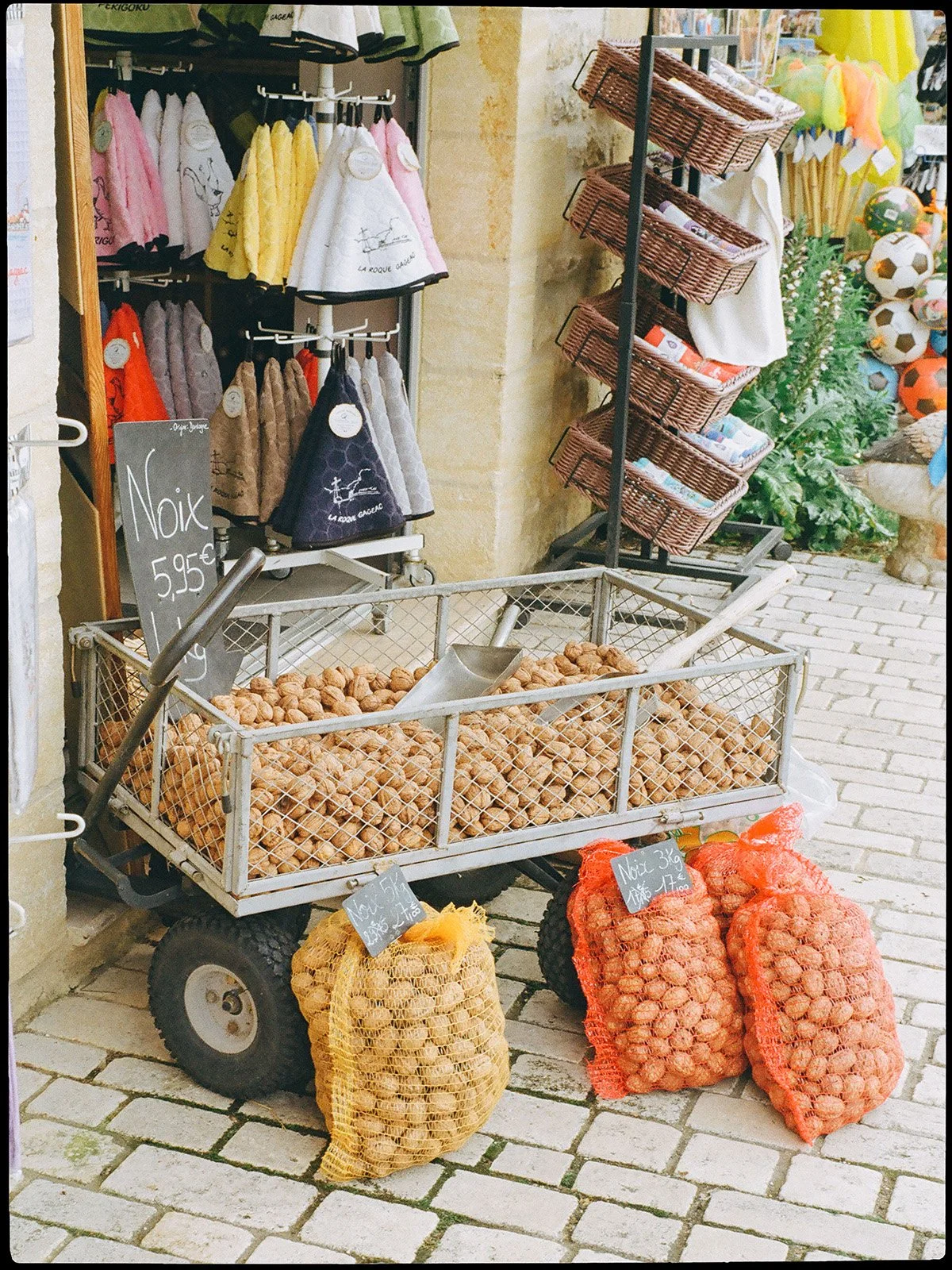 NUTS_CART_BORDER.JPG