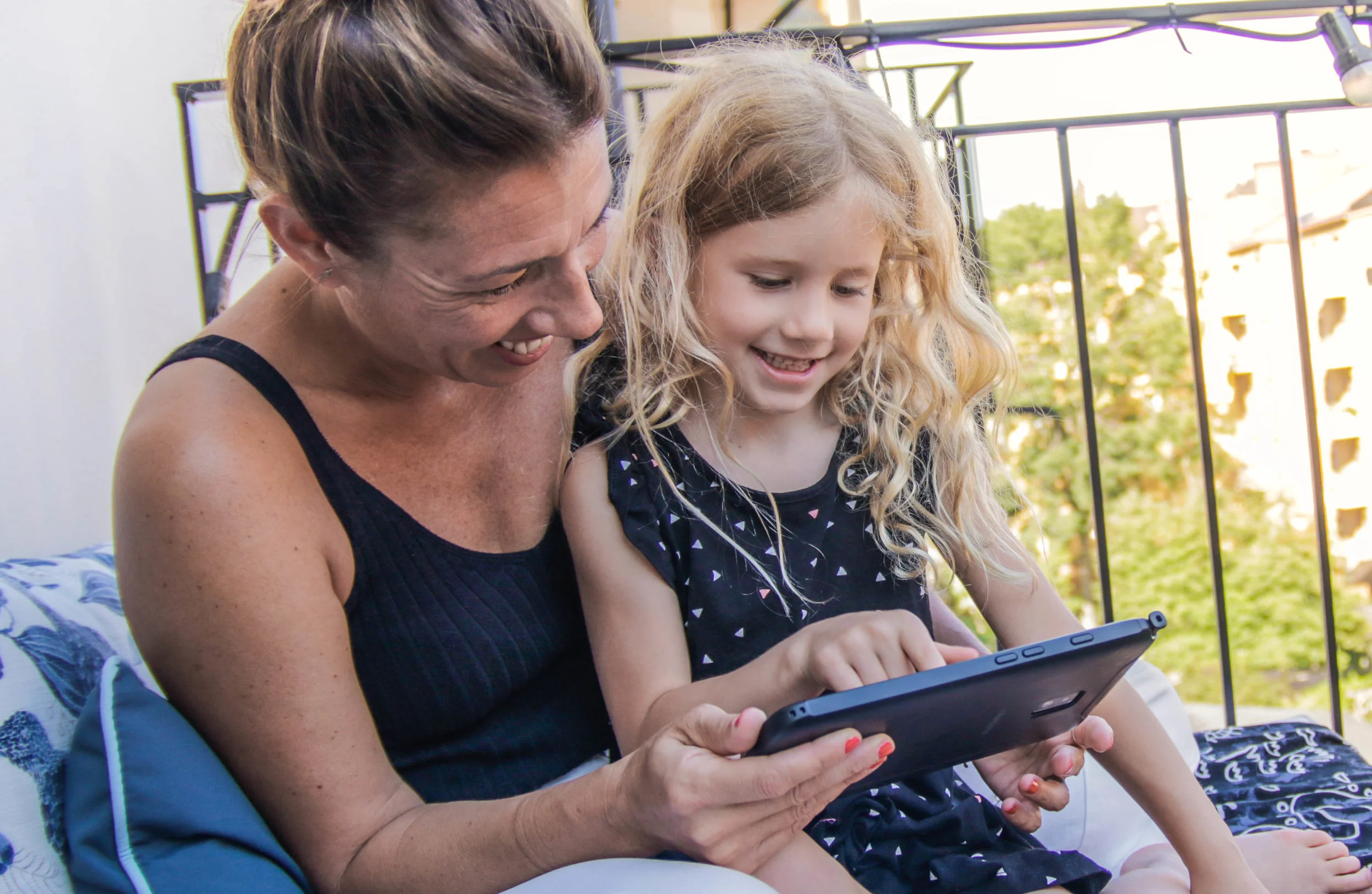 After they found the digital game Poio, reading training has become part of Dolores’ and Bibbi’s quality time together.